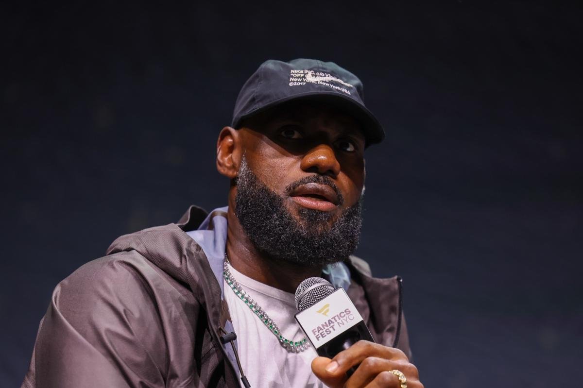 Read more about the article LeBron James’ free agency decision timeline gets frustrating update