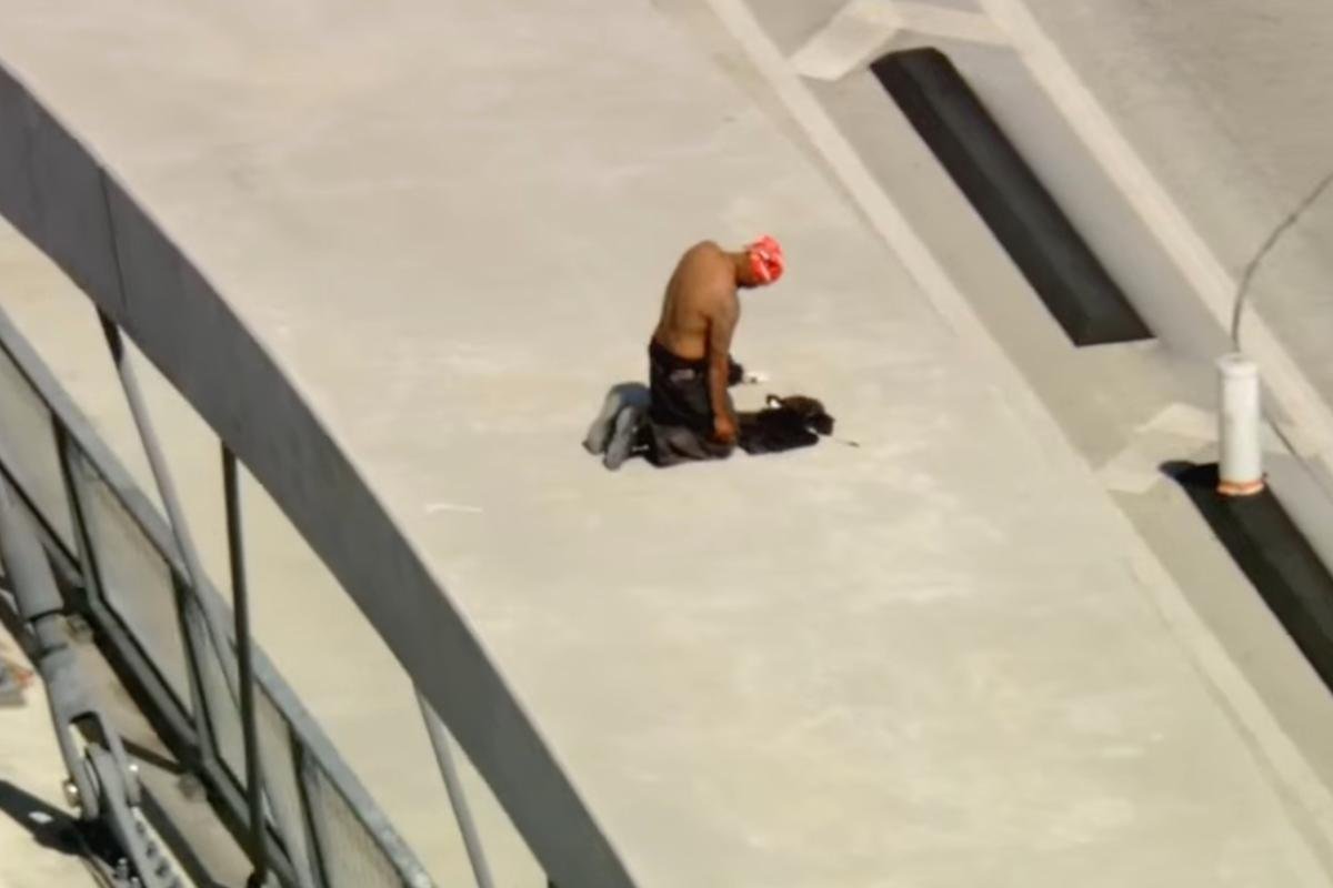 You are currently viewing Shirtless madman climbs LA’s 6th Street Bridge, holding traffic hostage