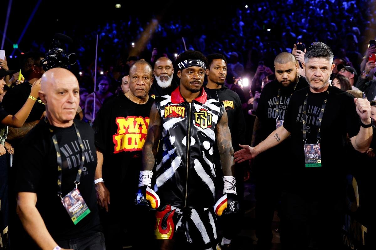 You are currently viewing Former boxing world champion Errol Spence Jr. retires at 36 after second career loss