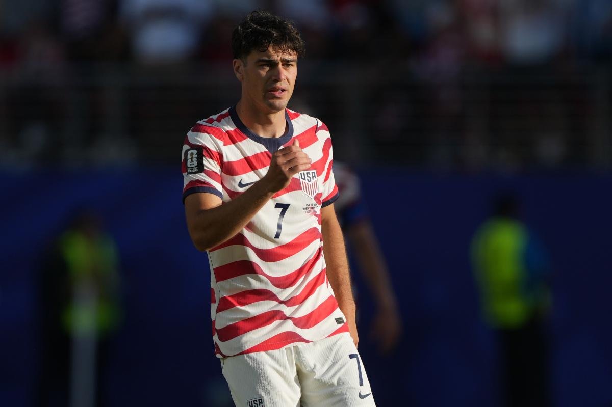 You are currently viewing USMNT star midfielder Gio Reyna potentially moving European clubs