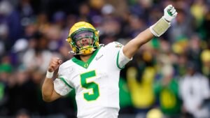 Read more about the article Oregon Ducks tight end reveals unique (and smelly) way quarterback Dante Moore bonds with teammates