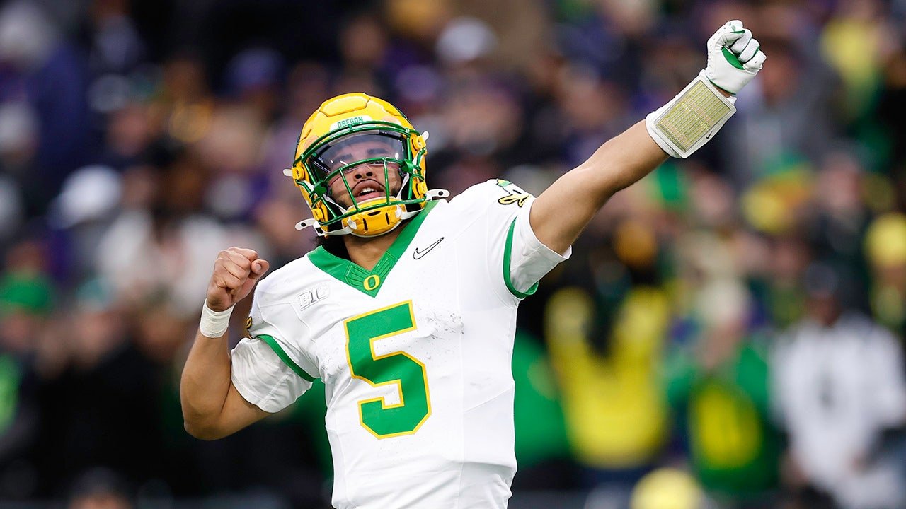 You are currently viewing Oregon Ducks tight end reveals unique (and smelly) way quarterback Dante Moore bonds with teammates