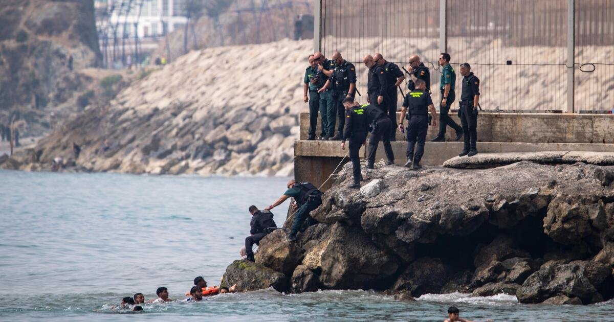 Read more about the article Thousands of people break through border separating Morocco from Spain’s Ceuta