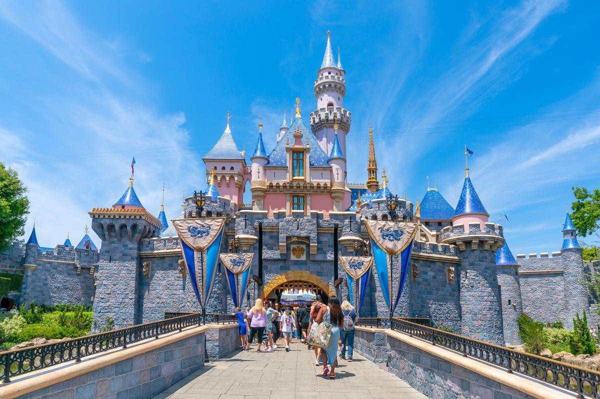 You are currently viewing Iconic Disneyland character Tinker Bell quietly evicted from Fantasyland
