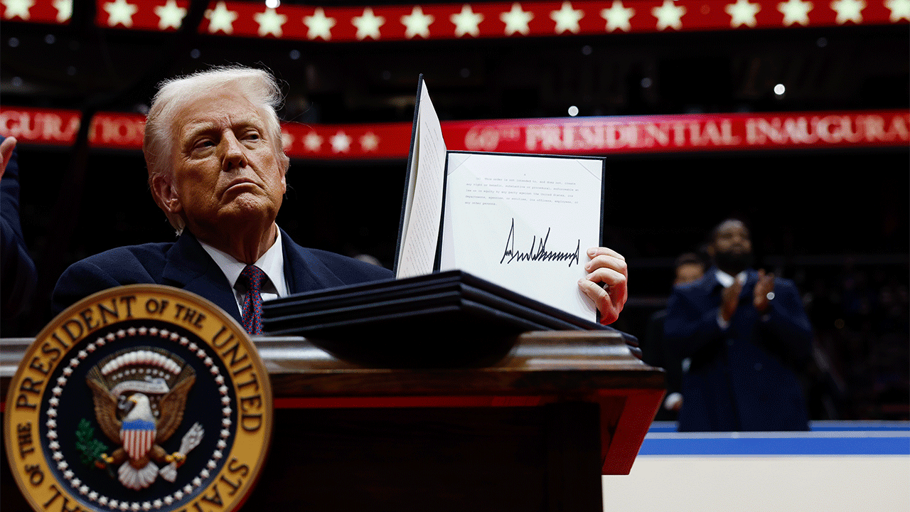 You are currently viewing Trump orders signs outside Smithsonian to promote accurate history