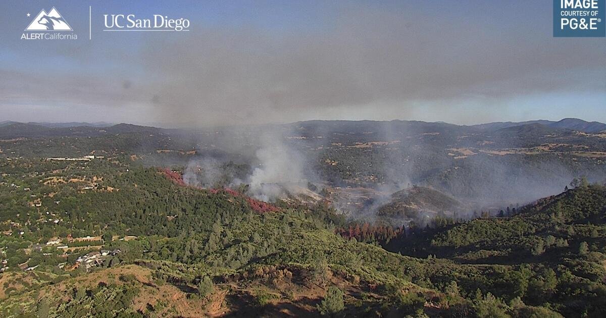 You are currently viewing Dove fire burns near Yosemite, prompting evacuation orders in Sonora