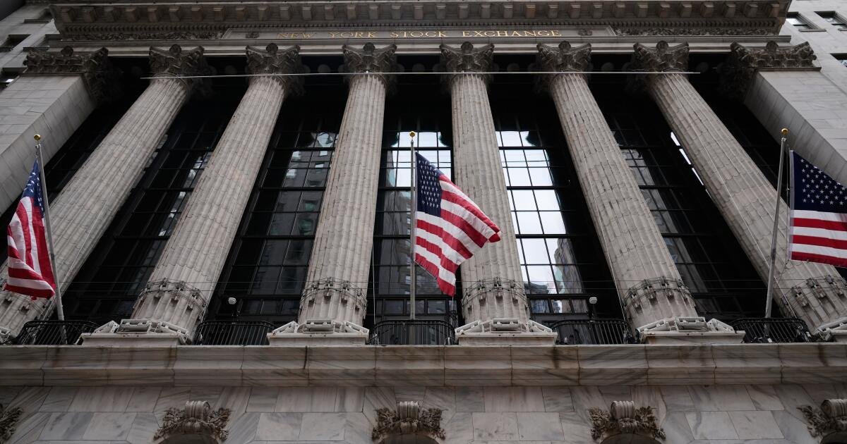 You are currently viewing Oil prices jump, while the Dow drops more than 1,100 as sinking AI stocks drag Wall Street lower