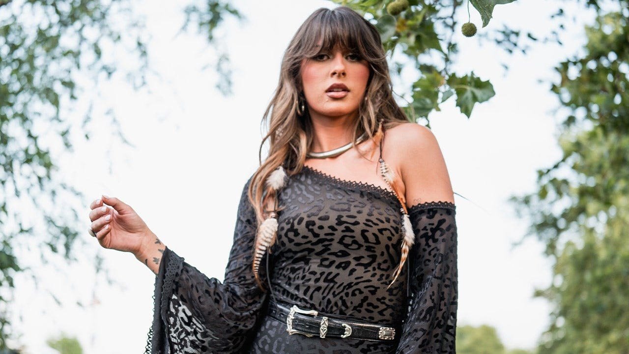 Read more about the article Ella Langley ties record with ‘Choosin’ Texas’ at No. 1 on Hot 100