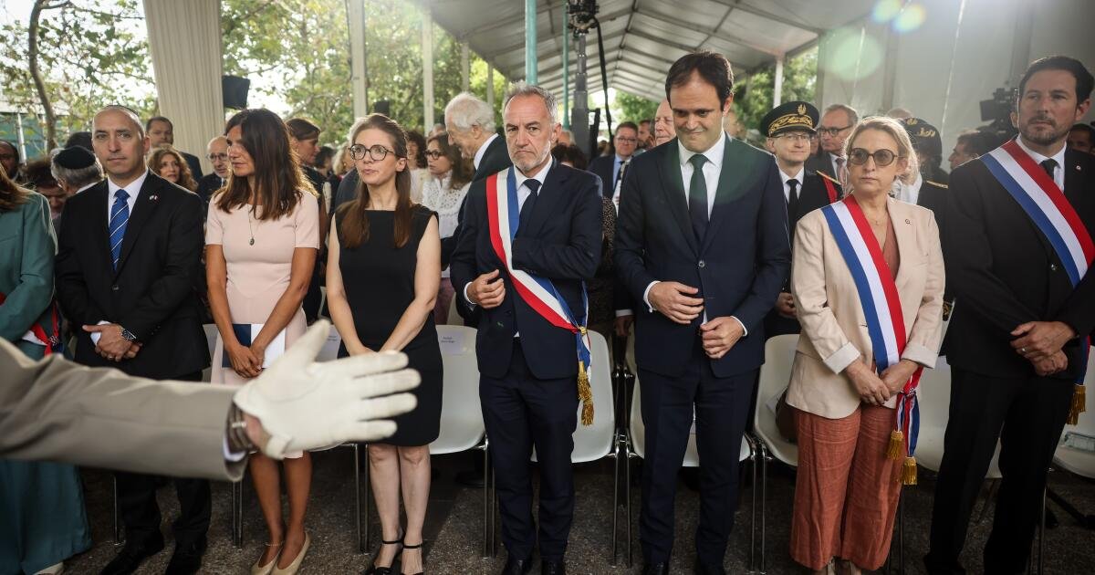 You are currently viewing France commemorates WWII roundup of Jews after a Paris plaque honoring rescuers is vandalized