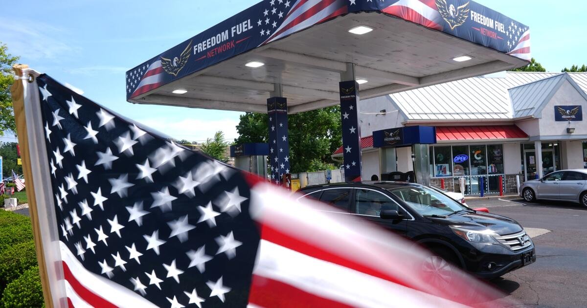 Read more about the article Behind Trump’s Freedom Fuel: a mysterious gas chain, legal troubles and an NFL coach