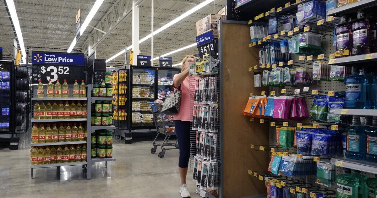 You are currently viewing The economy slowed a bit — but Americans continued to spend