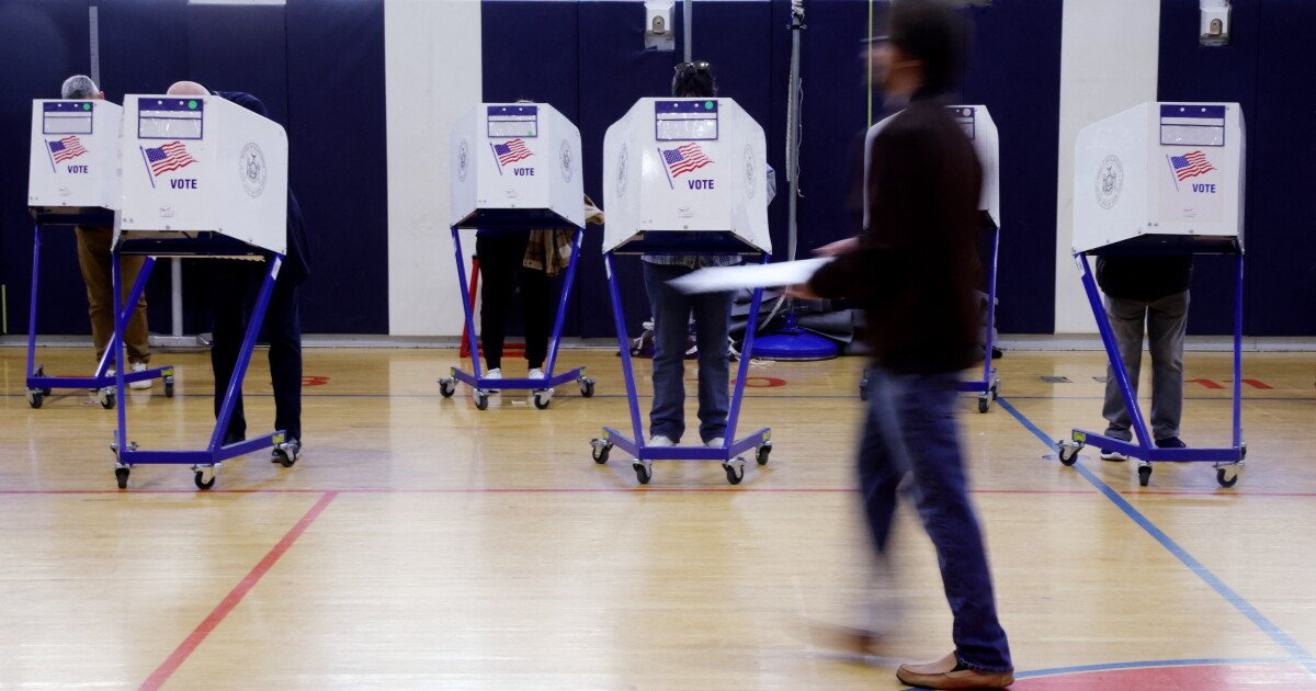 You are currently viewing To win over working class voters, Democrats need to stop talking about democracy