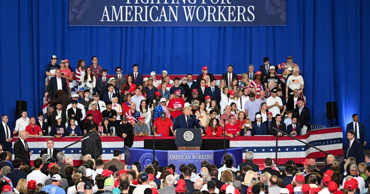 You are currently viewing Trump has campaigned more so far in 2026 midterms than he did at this point in 2018