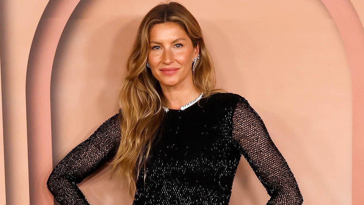 Read more about the article Gisele Bündchen stuns in white bikini, shares rare photos of baby son in Tahiti