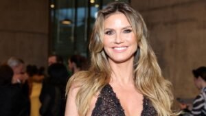 Read more about the article Heidi Klum goes topless using a potato chip bag as cover during beach getaway