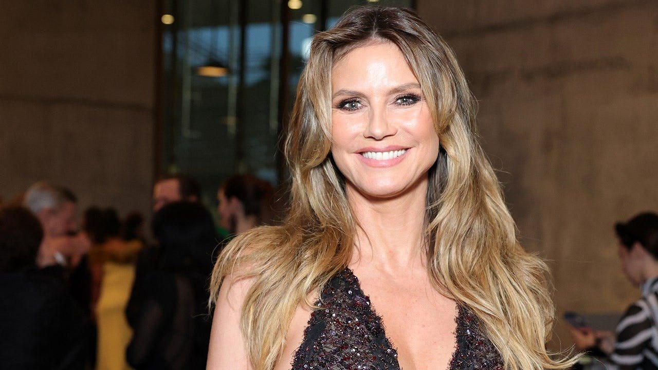 Read more about the article Heidi Klum goes topless using a potato chip bag as cover during beach getaway