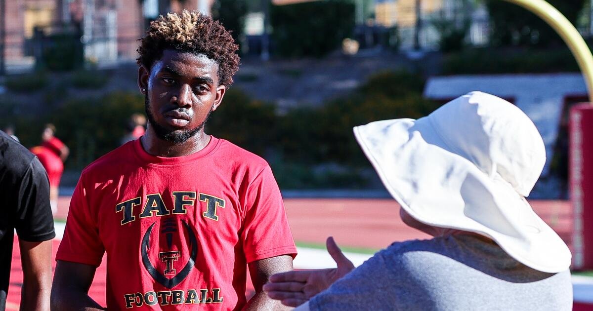 Read more about the article Deaf since birth, Taft High’s Carter Wallace making an impact on the football field