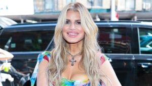 Read more about the article Jessica Simpson marks 46th birthday with a poolside tanning selfie