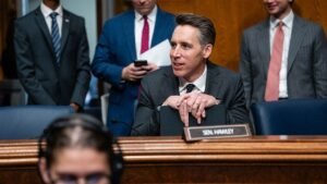 Read more about the article Sen Josh Hawley proposes bill to block USPS bonuses over delivery failures
