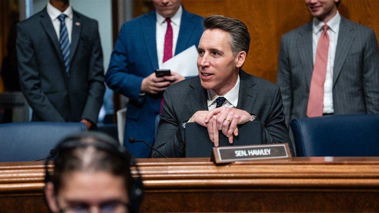 You are currently viewing Sen Josh Hawley proposes bill to block USPS bonuses over delivery failures