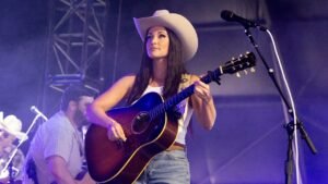 Read more about the article Kacey Musgraves cancels string of ‘Middle of Nowhere’ tour dates
