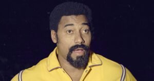 Read more about the article Teen paid $3 for Wilt Chamberlain Lakers jacket at thrift store. It sold for almost $90,000 at auction