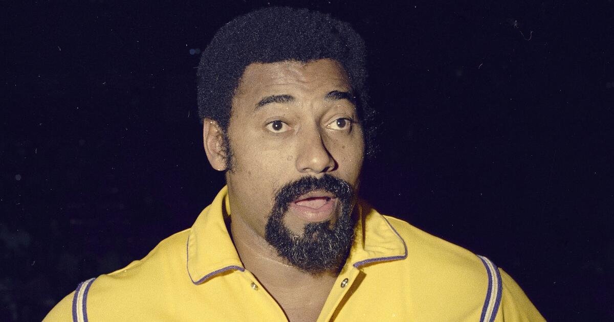 Read more about the article Teen paid $3 for Wilt Chamberlain Lakers jacket at thrift store. It sold for almost $90,000 at auction