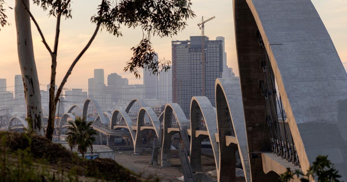 Read more about the article Man climbs to top of L.A.’s 6th Street Bridge, drawing police and firefighters, stopping traffic