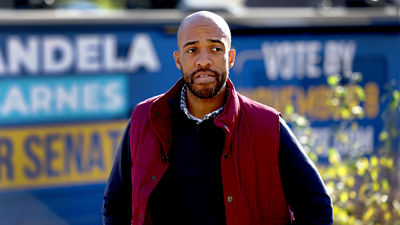 You are currently viewing Mandela Barnes suspends Wisconsin governor race amid crowded field