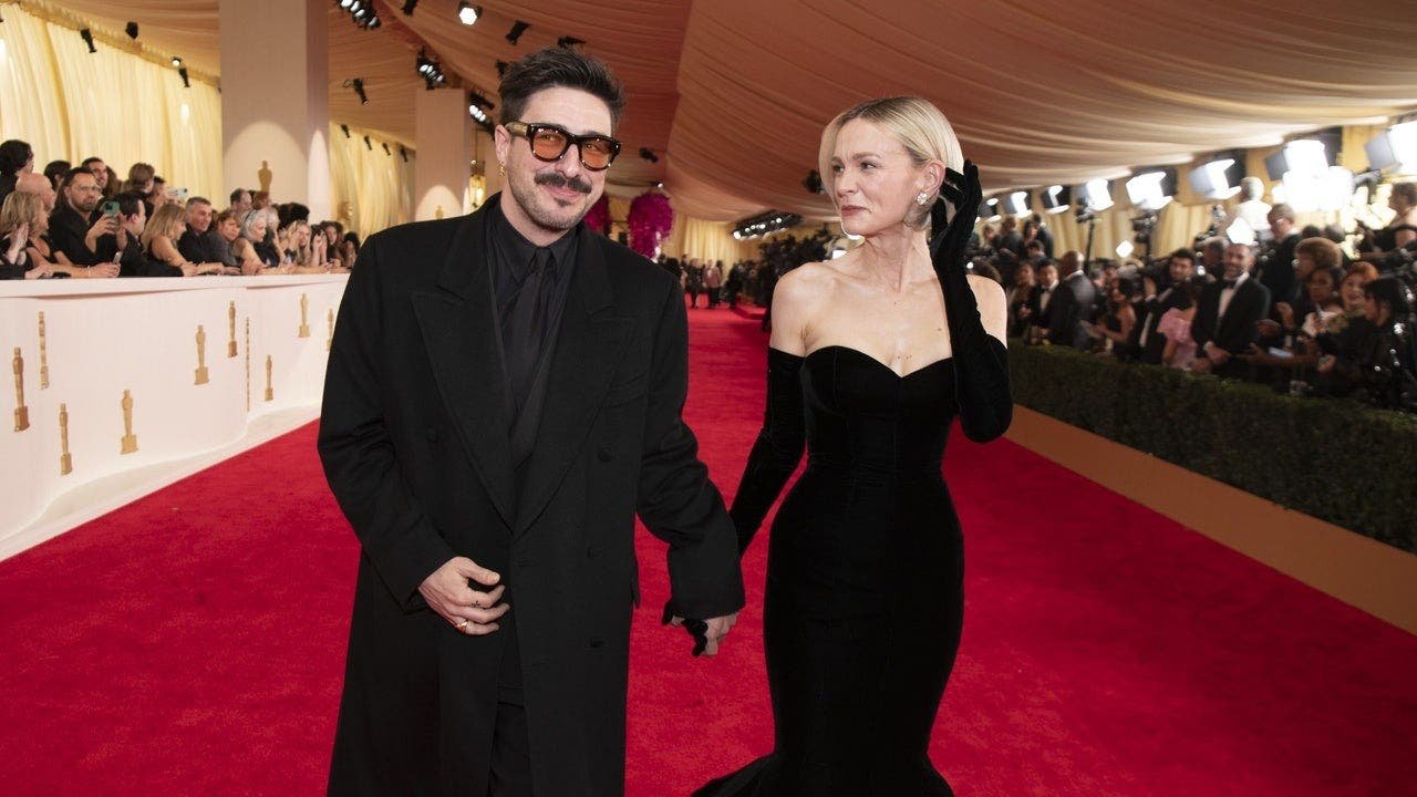 You are currently viewing Marcus Mumford recalls meeting Carey Mulligan at Bible camp on ‘SmartLess’