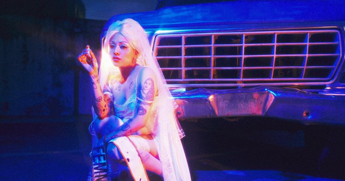 Read more about the article Mon Laferte discusses ‘Femme Fatale Vol. 2’ and her fans