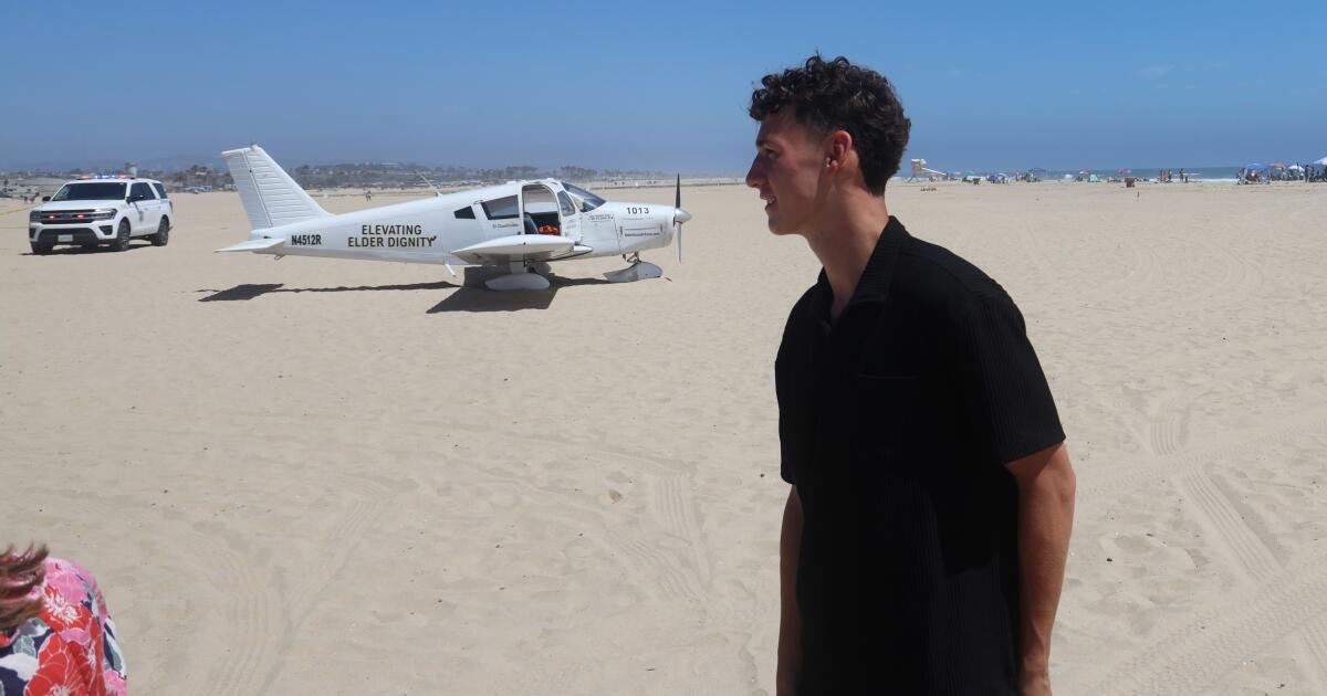 You are currently viewing ‘We’re cooked!’ Small plane makes emergency landing on Huntington State Beach