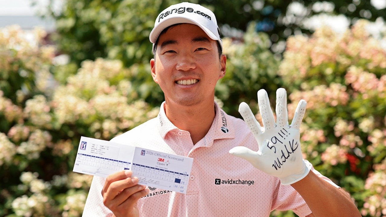 You are currently viewing Michael Kim nails dramatic birdie on the 18th to make PGA Tour scoring history