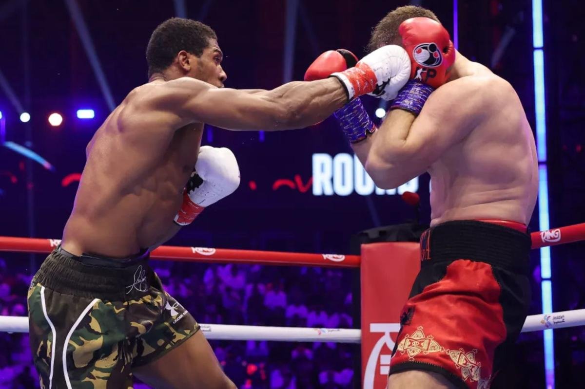 You are currently viewing Anthony Joshua survives two knockdowns in win to keep alive all-British fight vs. Tyson Fury