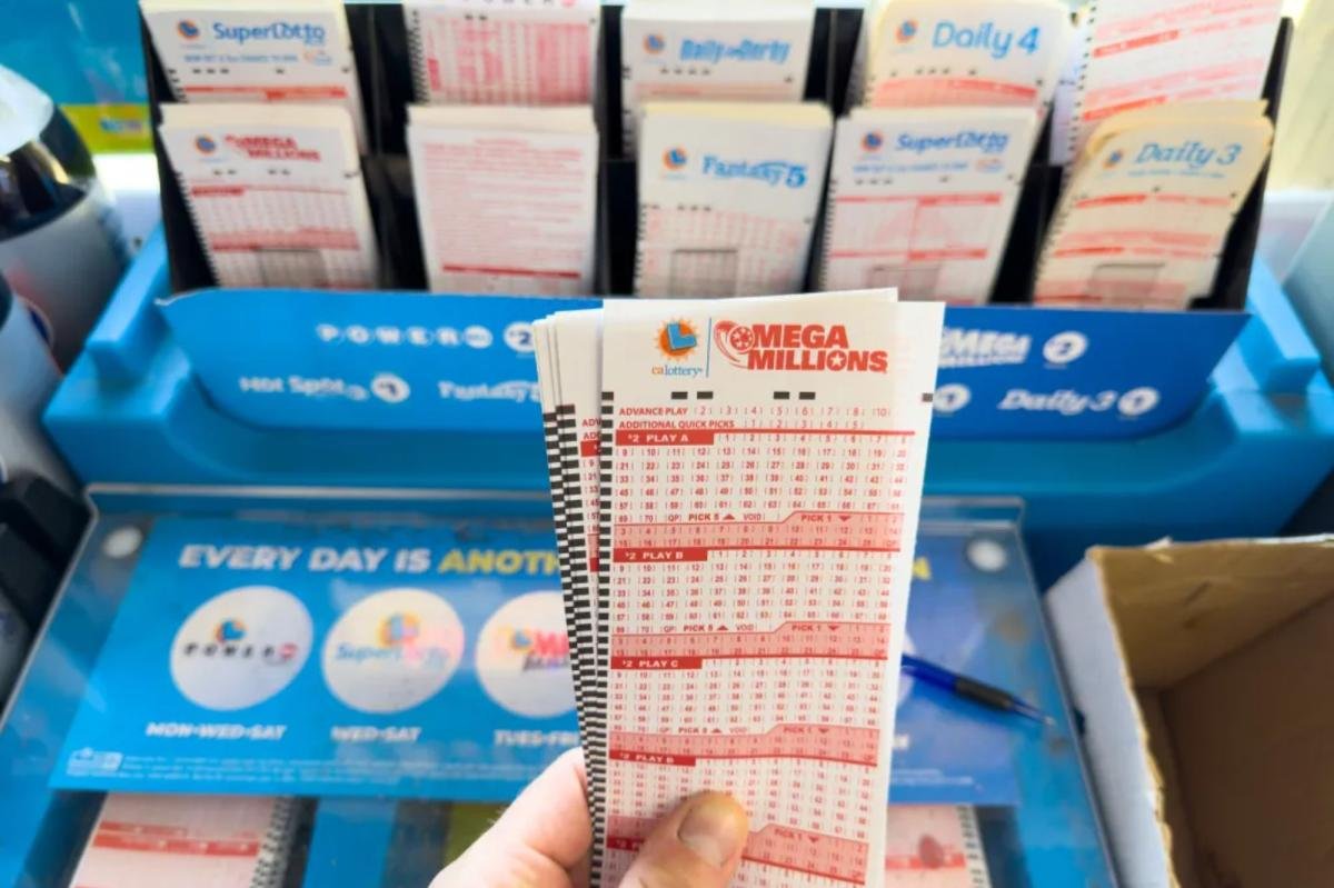 You are currently viewing Mega Millions jackpot soars to $800M — tenth-largest prize in history