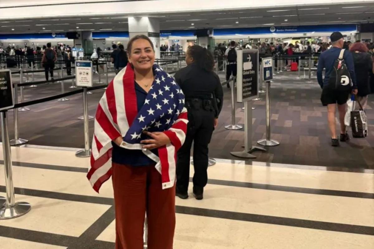 Read more about the article American woman Dena Karari arrives back in US after being wrongfully detained by Iran for 566 days on spying charges