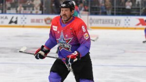 Read more about the article Washington Capitals star Alex Ovechkin crashes a couple’s wedding photo shoot on a hotel staircase