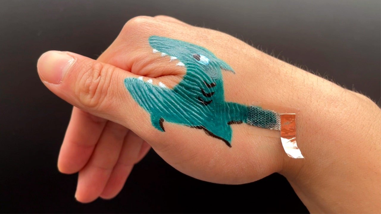 Read more about the article Penn State electronic tattoo tracks ECG and controls robotic hand
