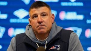 Read more about the article Mike Vrabel arrives to Patriots press conference with puppy in hand as he dodges Dianna Russini question