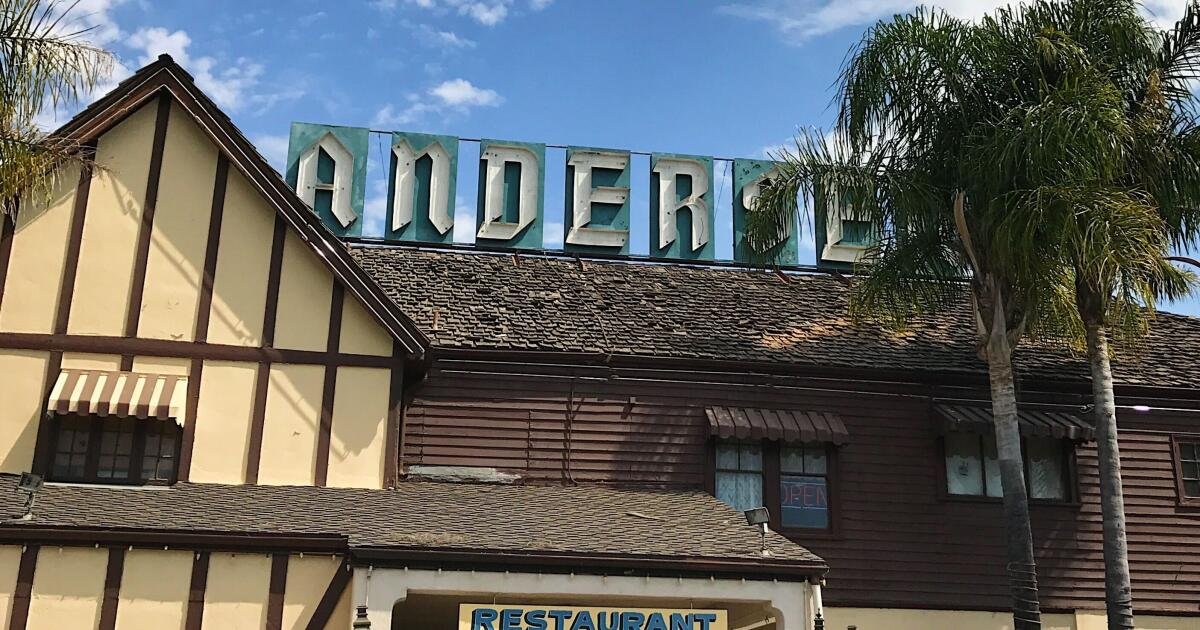You are currently viewing It was a California roadside icon. Then, vandals wrecked it. The sad end for Pea Soup Andersen’s