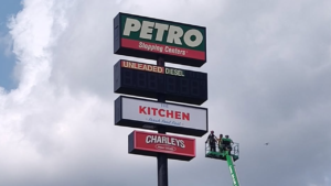 Read more about the article Wilmington maintenance worker rescued from 130-foot gas station sign