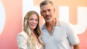 Read more about the article LeAnn Rimes shares naked hot tub photo with husband Eddie Cibrian