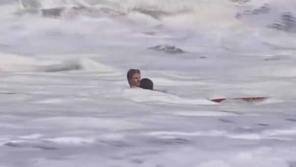 You are currently viewing Teen lifeguard rescues child from dangerous waves at Santa Cruz beach