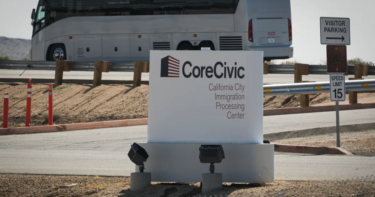 You are currently viewing Lo que revela la venta de dos centros de detención del ICE sobre la nueva estrategia migratoria de Trump