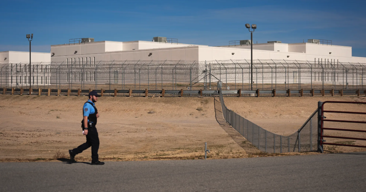 You are currently viewing Un juez envió a un médico a evaluar el centro de detención de ICE más grande de California. Esto fue lo que encontró