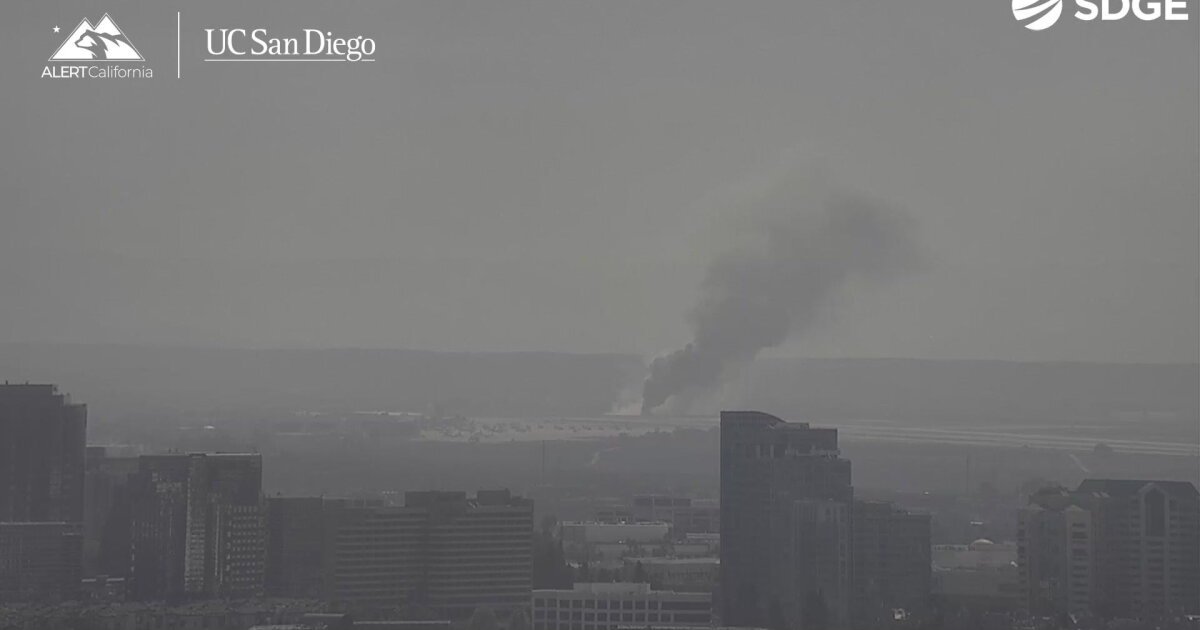 Read more about the article Military jet crashes near runway at MCAS Miramar base