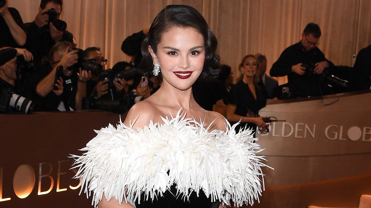 Read more about the article Selena Gomez poses in swimsuit on yacht vacation with Benny Blanco