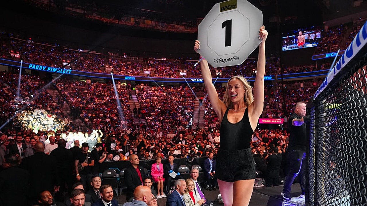 Read more about the article Sophie Cunningham kicks off her shoes and walks the Octagon at UFC 329 as a surprise ring girl
