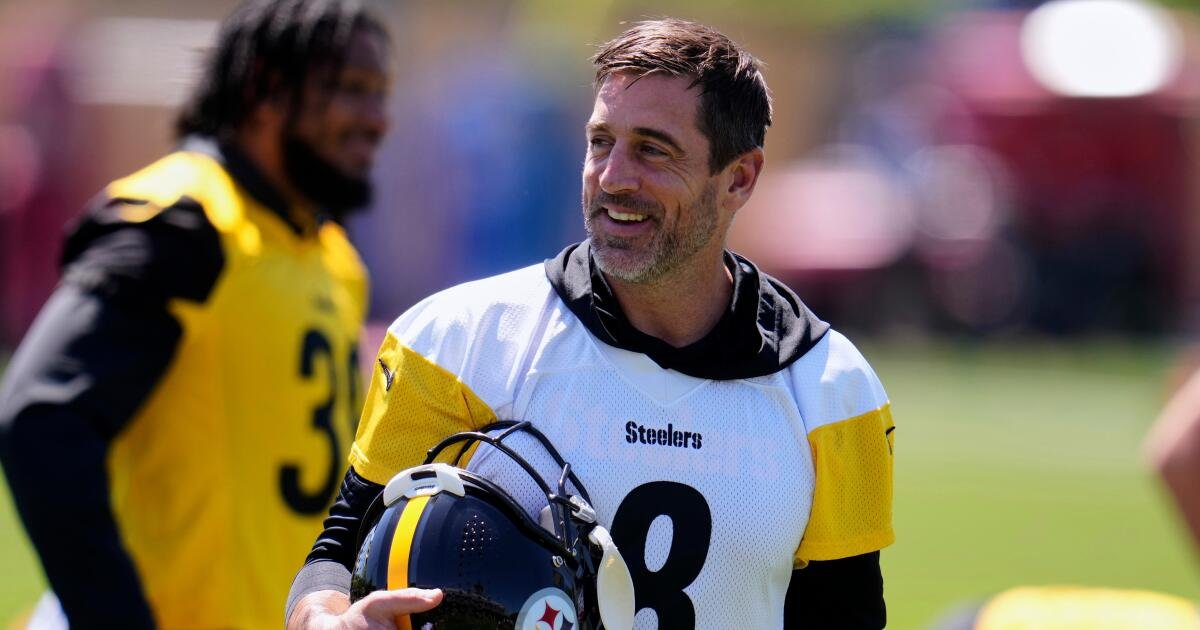 You are currently viewing Aaron Rodgers appears to have reconciled with family members after years of estrangement