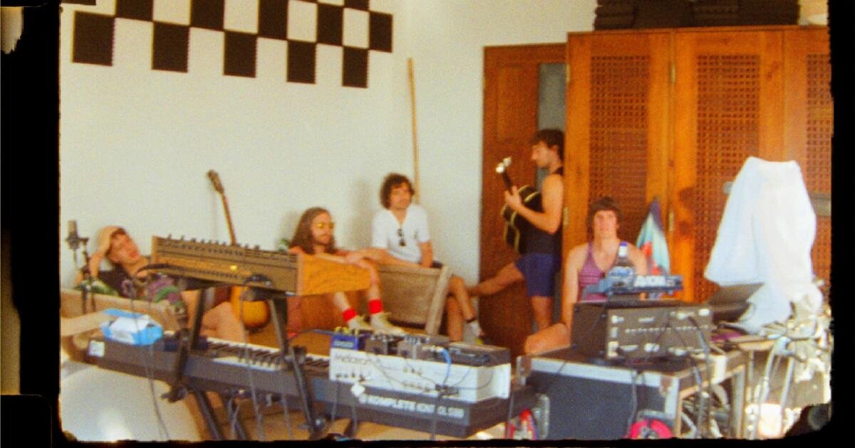 Read more about the article The Strokes ‘Reality Awaits’ album review